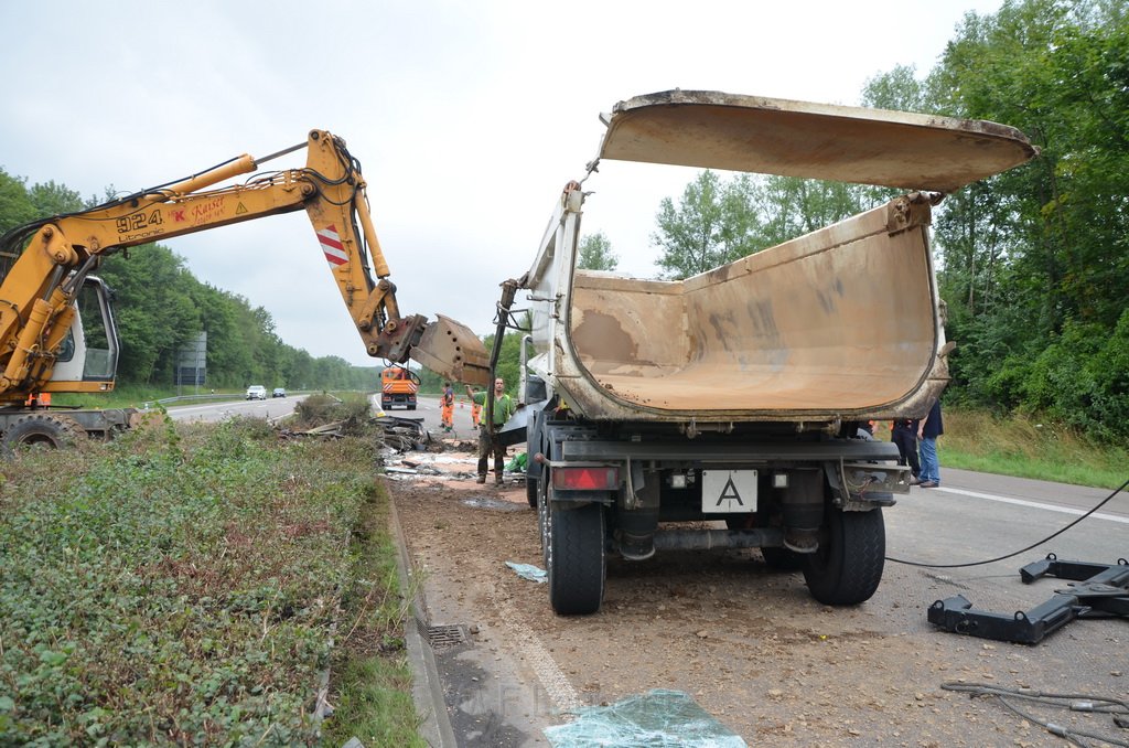 LKW umgestuerzt A 1 Rich Saarbruecken P242.JPG